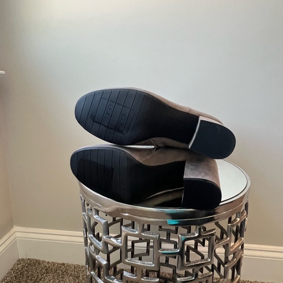 NWOT! These Kenneth Cole boots are grey and are a size 7.5. - Picture 6 of 6